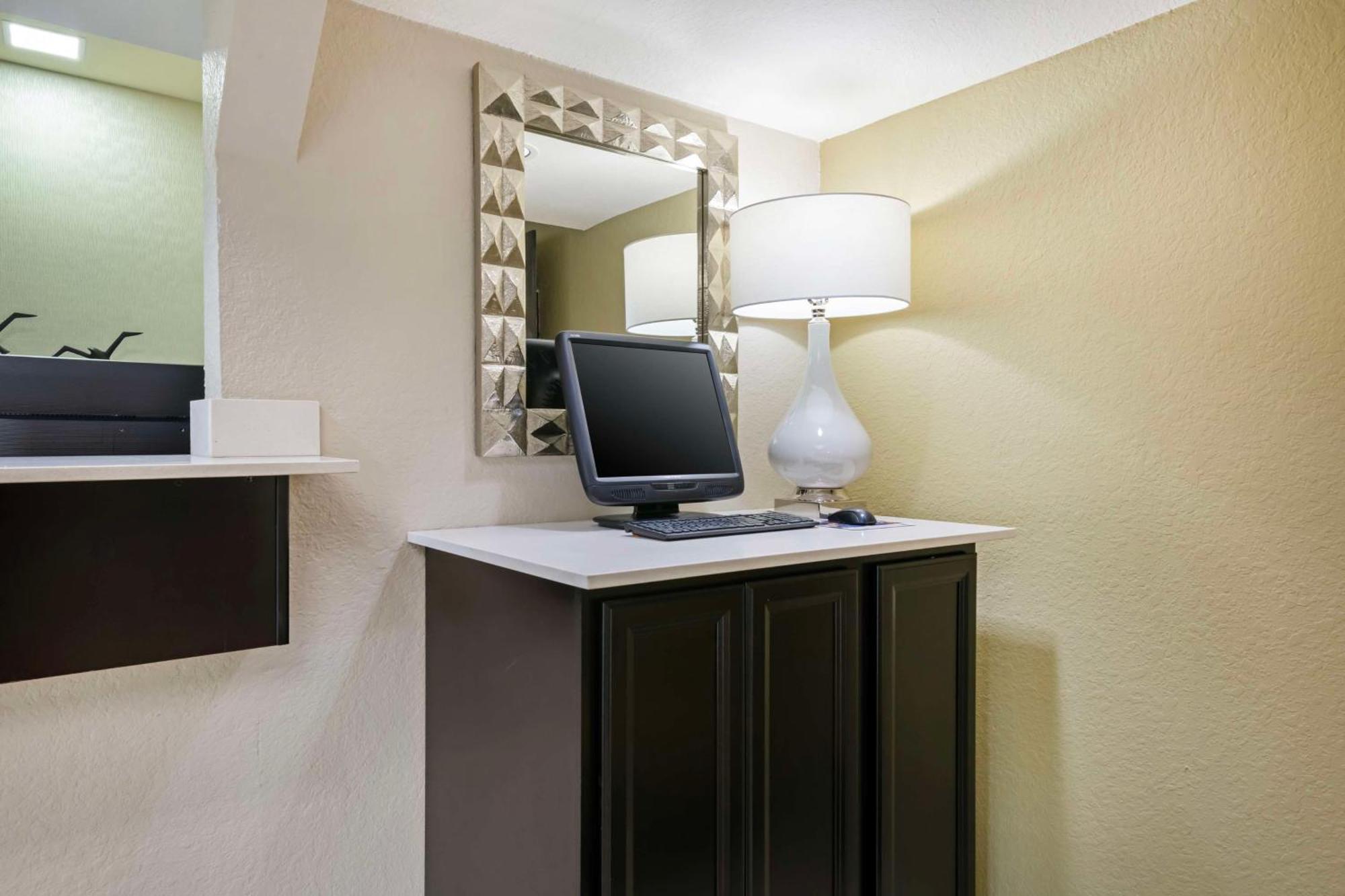 Best Western Edgewater Inn Екстериор снимка